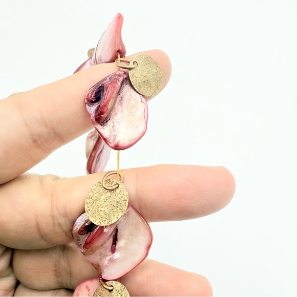 Pink and Gold Mother of Pearl Nugget Aurora Borealis Stretch Bracelet - Picture 4 of 5